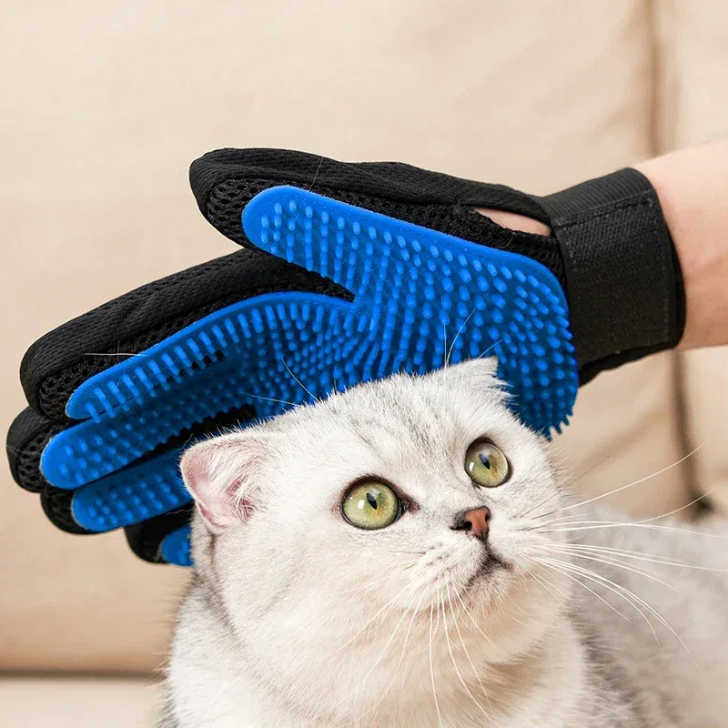 Pflegehandschuh aus Silikon mit Noppen an Handfläche und Fingern